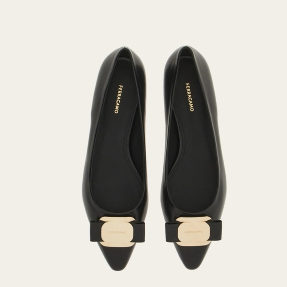 NWT Ferragamo New Vara plate ballet flat size 7